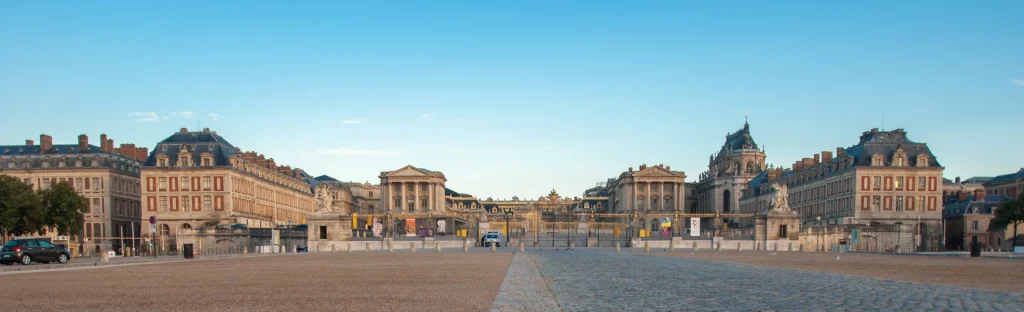 Cour Royale du Château de Versailles avec façade du palais et architecture classique française