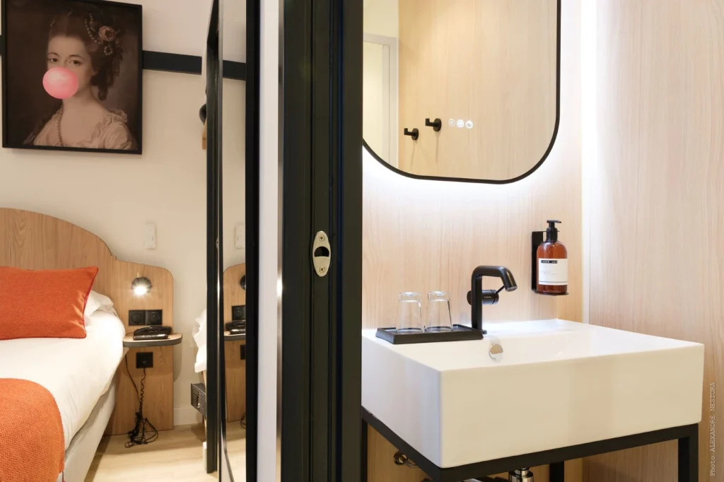 Salle de bain moderne de la Chambre Double Supérieure de l’Hôtel des Roys à Versailles – vasque design et décoration bois clair