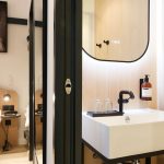 Modernes Badezimmer des Superior-Doppelzimmers im Hotel des Roys in Versailles – Designerwaschbecken und helles Holzdekor