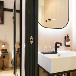 Salle de bain moderne de la Chambre Double Supérieure de l’Hôtel des Roys à Versailles – vasque design et décoration bois clair