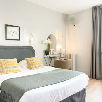 Chambre Confort de l’Hôtel des Roys à Versailles – lit double, décoration élégante et lumière naturelle