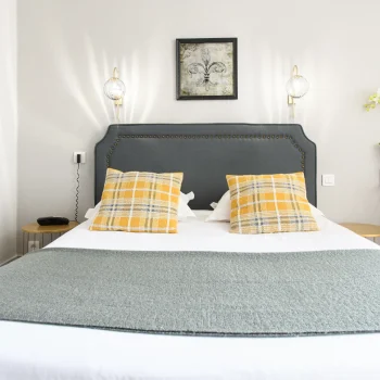 Chambre double classique avec lit double et décoration élégante à Versailles