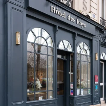 Façade de l’Hôtel des Roys à Versailles – entrée élégante avec grandes vitrines et architecture classique
