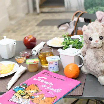 Petit déjeuner pour famille avec jouet enfant sur la table