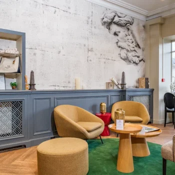 Réception de l’Hôtel des Roys à Versailles – espace lounge élégant et accueil chaleureux