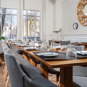 Salle du petit-déjeuner de l’Hôtel des Roys à Versailles – espace lumineux avec tables dressées