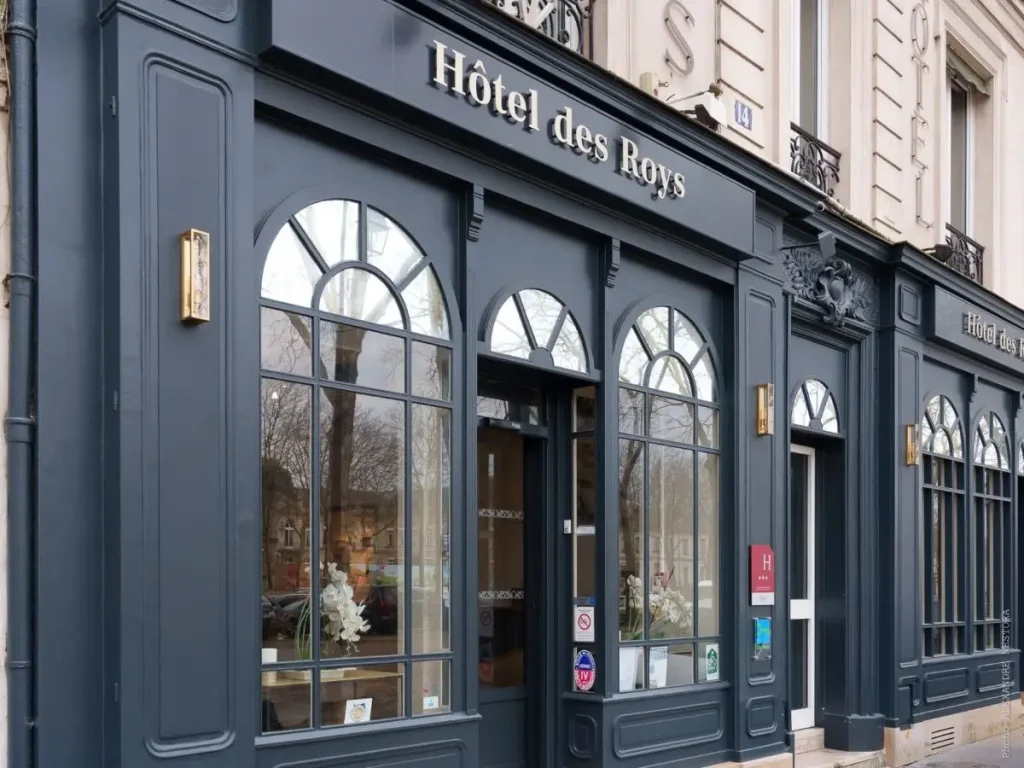 Façade de l’Hôtel des Roys à Versailles – entrée élégante avec grandes vitrines et architecture classique