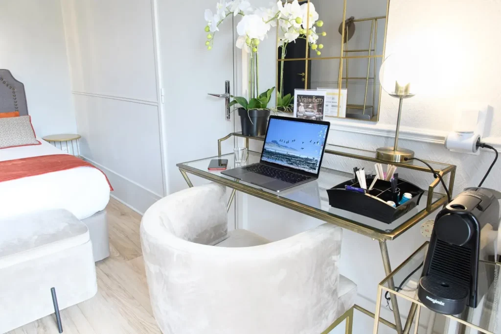 Geschäftsreise im Hôtel des Roys in Versailles mit Arbeitsbereich im Zimmer