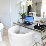 Geschäftsreise im Hôtel des Roys in Versailles mit Arbeitsbereich im Zimmer