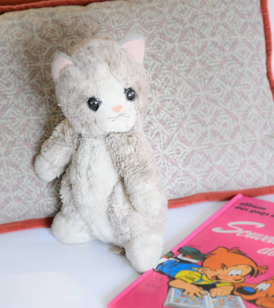Soft toy cat on a bed – family stay detail at Hôtel des Roys in Versailles
