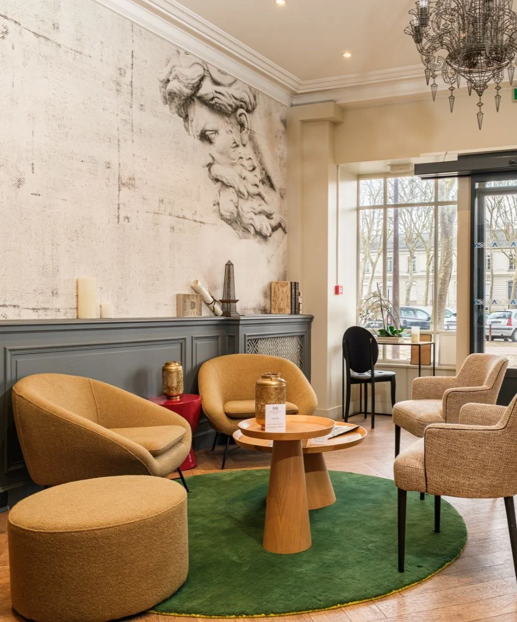 Salon de l’Hôtel des Roys à Versailles avec fauteuils et espace détente