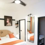 Superior Zimmer mit Deckenventilator und großem Spiegel im Hôtel des Roys Versailles