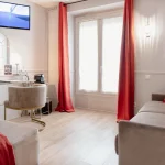 Superior Vierbettzimmer mit Sofa und Arbeitsbereich im Hôtel des Roys Versailles