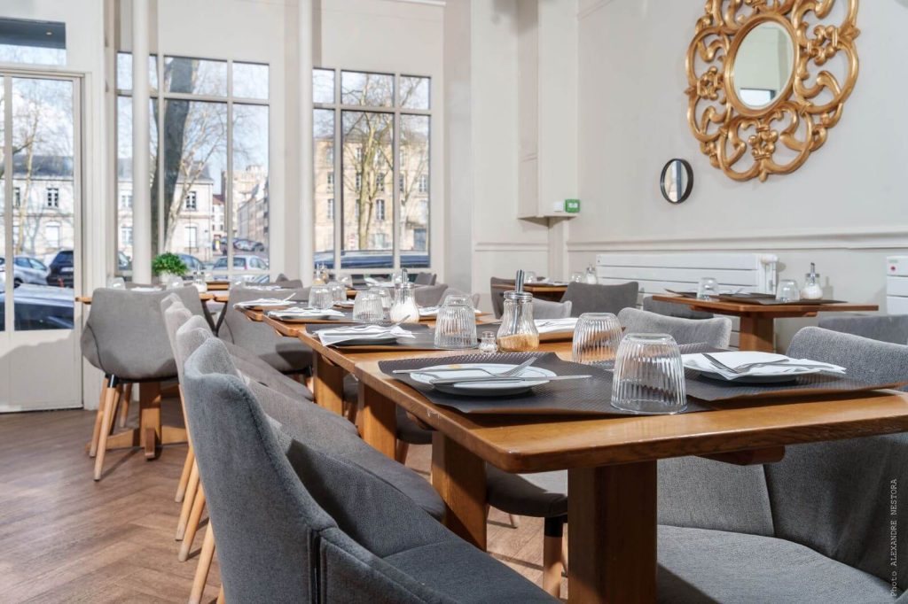 Salle du petit-déjeuner de l’Hôtel des Roys à Versailles – espace lumineux avec tables dressées